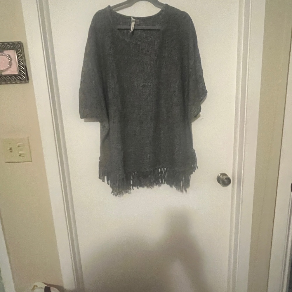 This  is a short sleeved poncho style sweater 2X